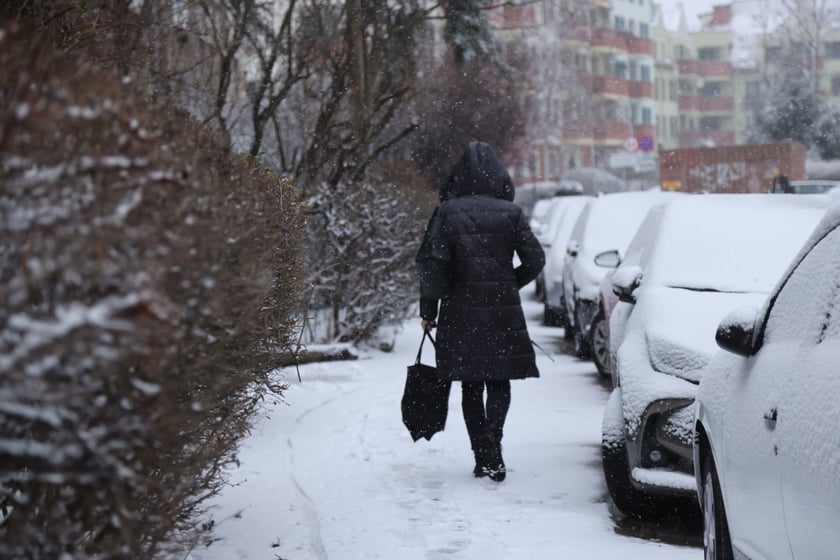 Na zdjęciach ulice we Wrocławiu w śniegu, 21.01.2023 r.