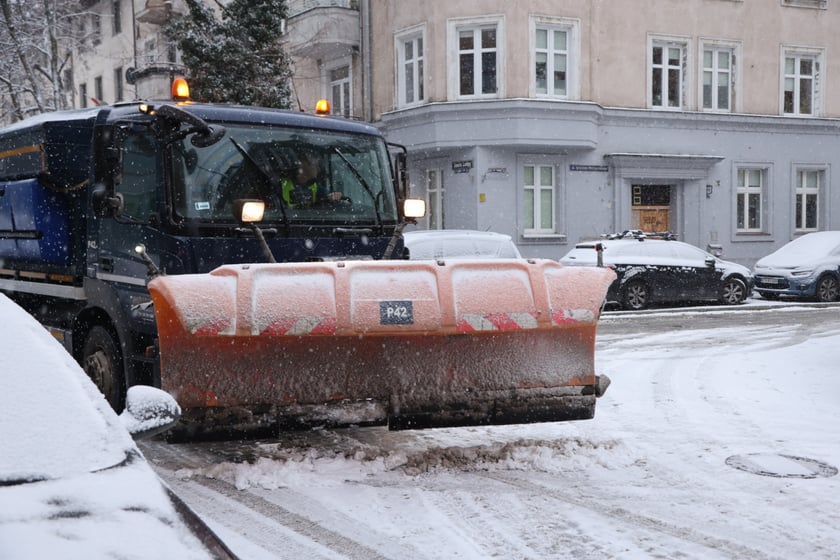 Na zdjęciach ulice we Wrocławiu w śniegu, 21.01.2023 r.