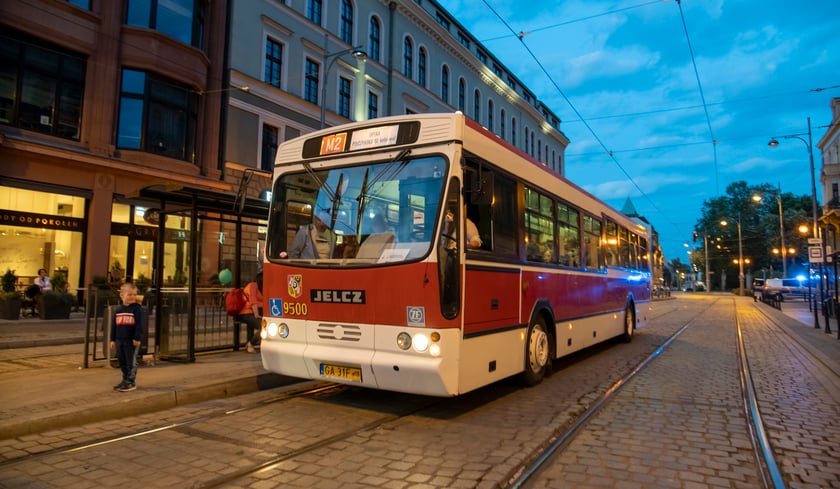 Od kilku lat we Wrocławiu można pojechać na wycieczkę zabytkowym tramwajem czy austobusem, kt&oacute;re wyremontowane zostały przez gminę czy r&oacute;żne stowarzyszenia. Od ubiegłego roku takie wycieczki organizowane są w sezonie letnim pod wsp&oacute;lnym szyldem - WRO-TA.
Choć mają r&oacute;żnych właścicieli (np. gminę Wrocław, Towarzystwo Miłośnik&oacute;w Wrocławia czy Klub Sympatyk&oacute;w Transportu Miejskiego), poruszają się teraz w ramach wsp&oacute;łnej linii turystycznej. Żeby się nimi przejechać, wystarczy zwykły bilet komunikacji miejskiej. Startują ponownie w sezonie letnim.