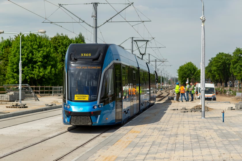 Miejskie Przedsiębiorstwo Komunikacyjne powstało w 1951 roku, liczy więc blisko 73 lata. Na wyposażeniu posiadało wtedy skromny tabor tramwaj&oacute;w typu LH, wyprodukowanych w 1925 roku, albo jeszcze starsze.LH Standard, znane także jako Einheitswagen, produkowane były w zakładach Linke-Hofmann Werke we Wrocławiu. Do dzisiaj ten model można spotkać na wrocławskich torach - jeździ jako zabytek pod nazwą &bdquo;Baba Jaga&rdquo;. Niekiedy na tory wyrusza jeszcze starszy tramwaj: &bdquo;Jaś i Małgosia&rdquo; (nazwany tak na cześć niewielkich kamieniczek z okolic bazyliki św. Elżbiety), wyprodukowany w 1901 roku.