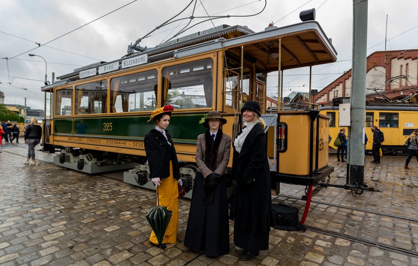 Kilka zajezdni we Wrocławiu dostało drugie życie. Centrum Historii Zajezdnia stało się po remoncie regularnym miejscem wystawienniczym organizującym spotkania, wykłady czy imprezy plenerowe na placu przed budynkiem.&nbsp;
Podobnie zajezdnia na Popowicach straciła nieco z dawnej funkcji i stała się centrum kulturalnym. Tutaj właśnie organizowane są festyny i spotkania z historycznym taborem Wrocławia. Jest to okazja do zwiedzenia zajezdni podczas dni otwartych.