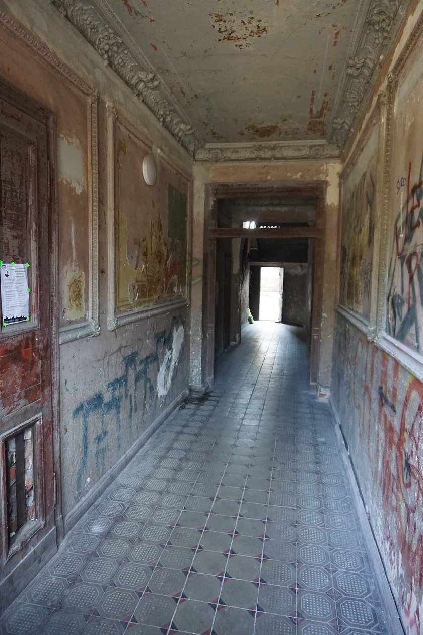 Sień wejściowa w kamienicy przy ul. Pomorskiej przed rozpoczęciem prac koserwatorskich