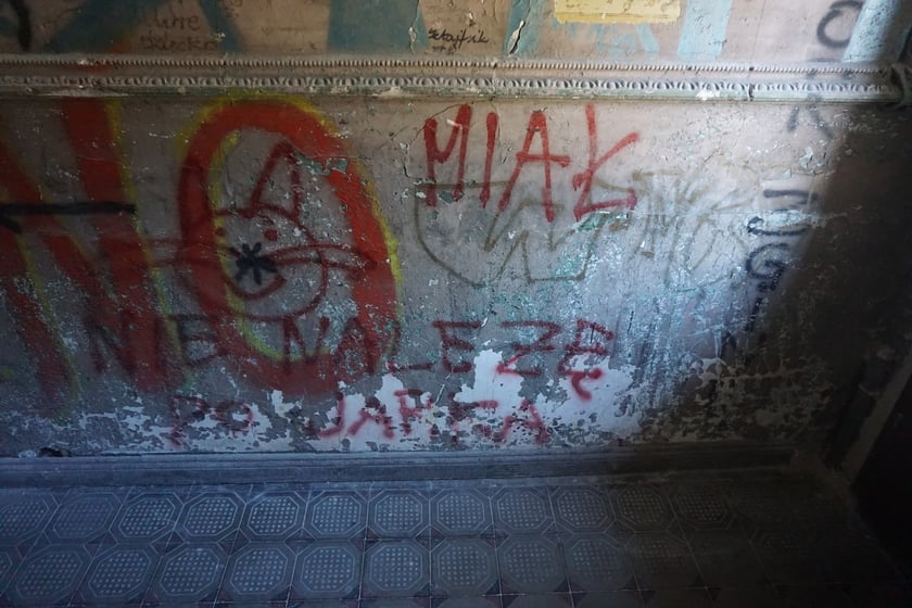 Sień wejściowa w kamienicy przy ul. Pomorskiej przed rozpoczęciem prac koserwatorskich