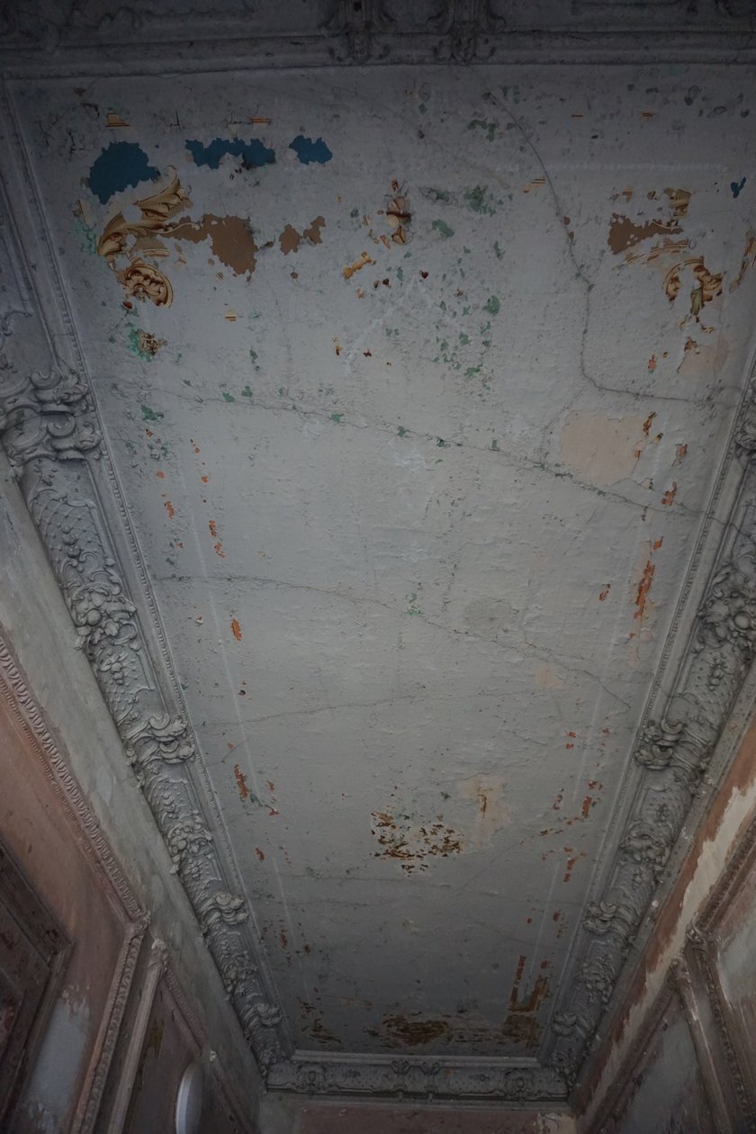 Sień wejściowa w kamienicy przy ul. Pomorskiej przed rozpoczęciem prac koserwatorskich