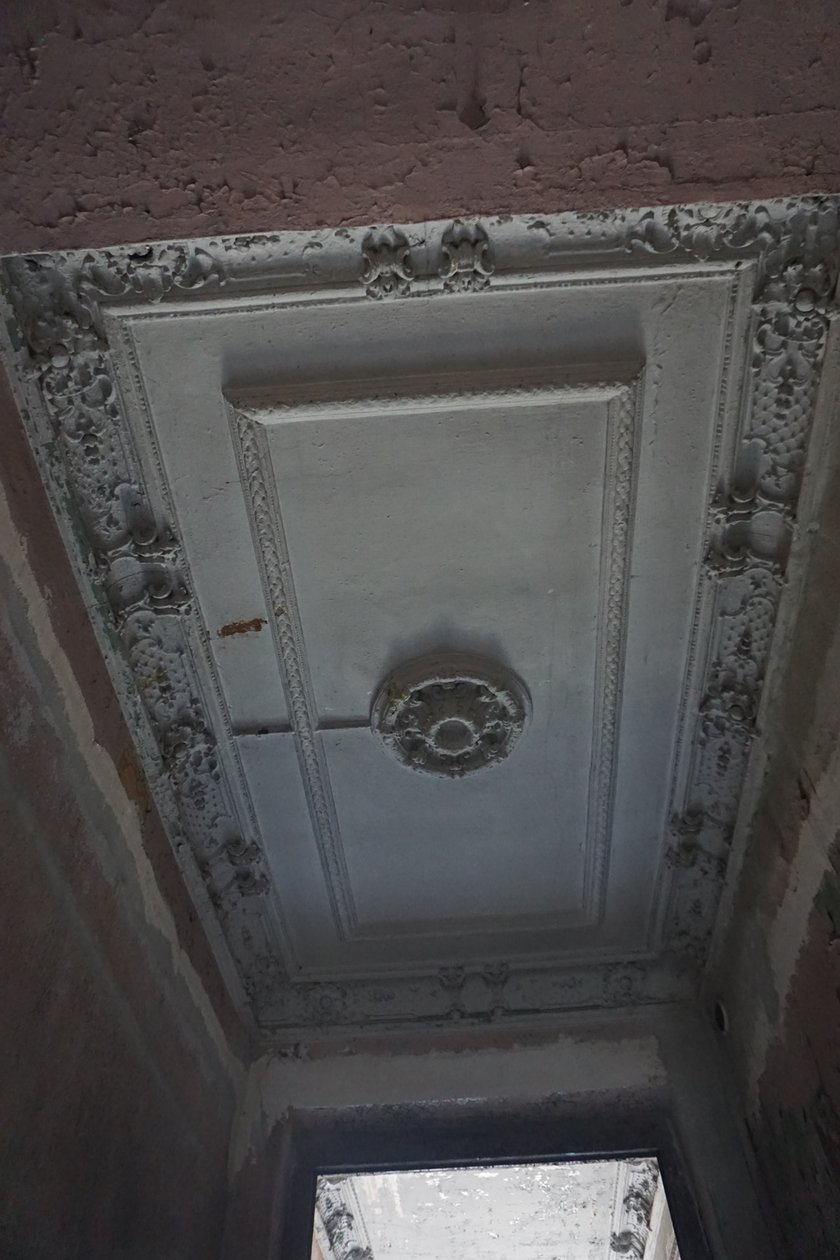 Sień wejściowa w kamienicy przy ul. Pomorskiej przed rozpoczęciem prac koserwatorskich