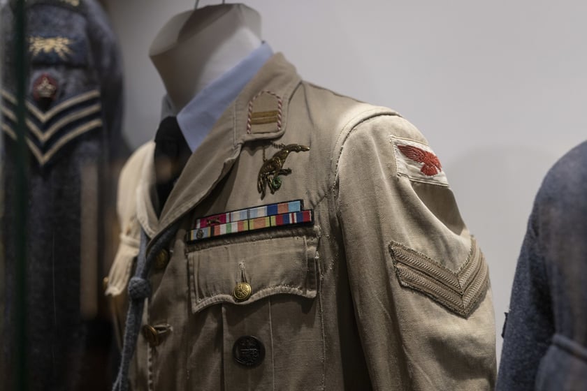 Broń, umundurowanie i odznaki wojskowe z kolekcji Muzeum Militariów we Wrocławiu