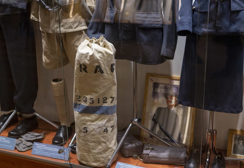 Broń, umundurowanie i odznaki wojskowe z kolekcji Muzeum Militariów we Wrocławiu