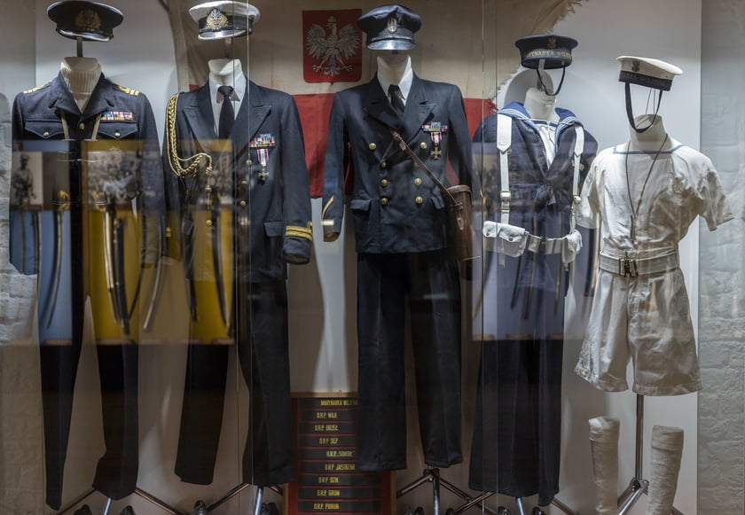 Broń, umundurowanie i odznaki wojskowe z kolekcji Muzeum Militariów we Wrocławiu