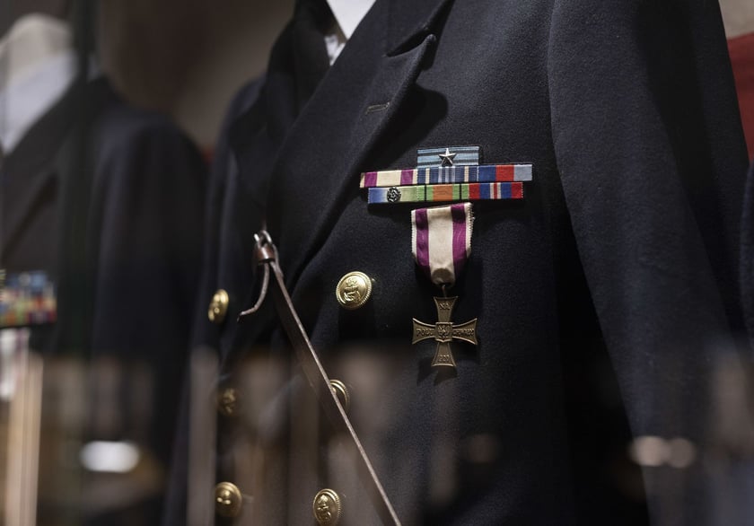 Broń, umundurowanie i odznaki wojskowe z kolekcji Muzeum Militariów we Wrocławiu