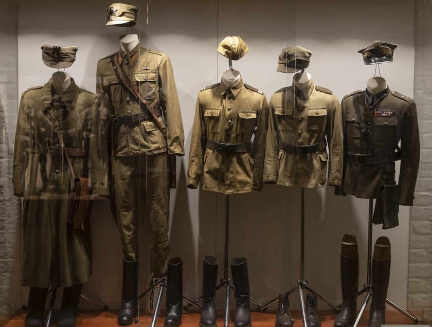 Broń, umundurowanie i odznaki wojskowe z kolekcji Muzeum Militariów we Wrocławiu