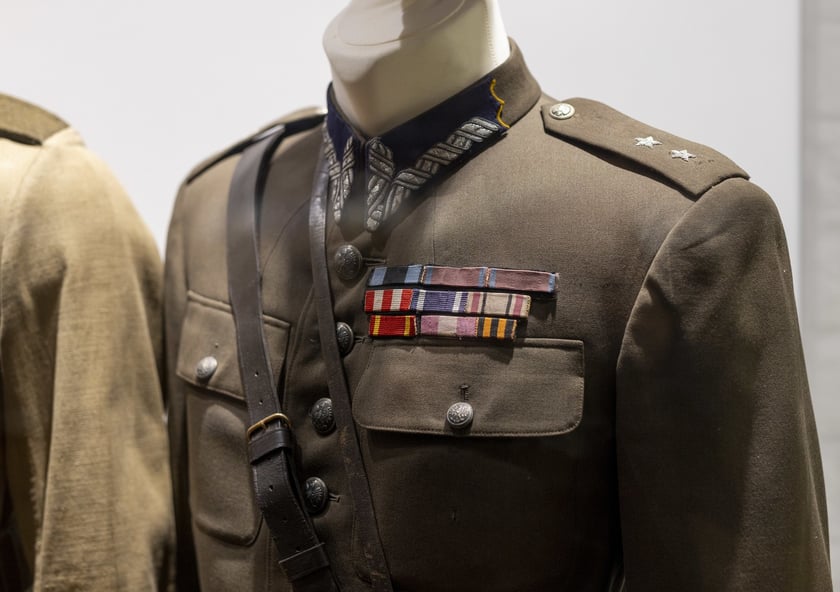 Broń, umundurowanie i odznaki wojskowe z kolekcji Muzeum Militariów we Wrocławiu
