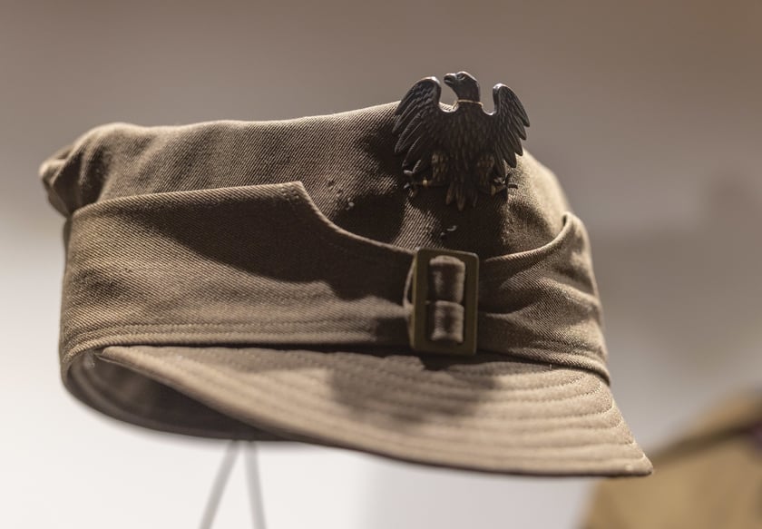 Broń, umundurowanie i odznaki wojskowe z kolekcji Muzeum Militariów we Wrocławiu