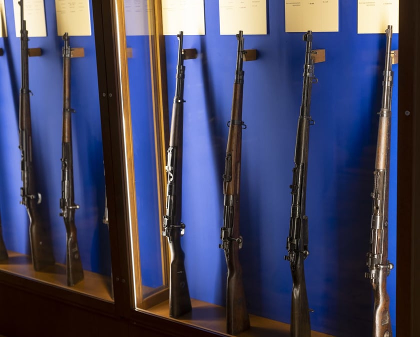 Broń, umundurowanie i odznaki wojskowe z kolekcji Muzeum Militariów we Wrocławiu