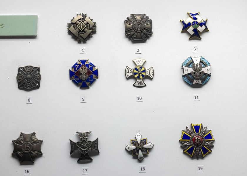 Broń, umundurowanie i odznaki wojskowe z kolekcji Muzeum Militariów we Wrocławiu