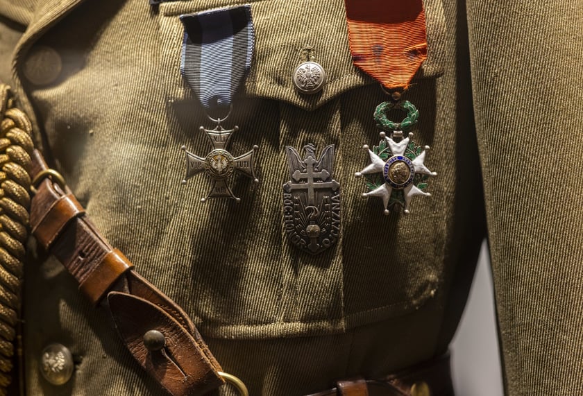 Broń, umundurowanie i odznaki wojskowe z kolekcji Muzeum Militariów we Wrocławiu