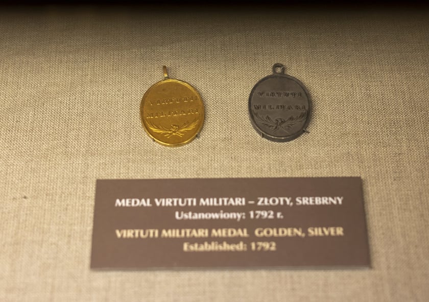 Broń, umundurowanie i odznaki wojskowe z kolekcji Muzeum Militariów we Wrocławiu