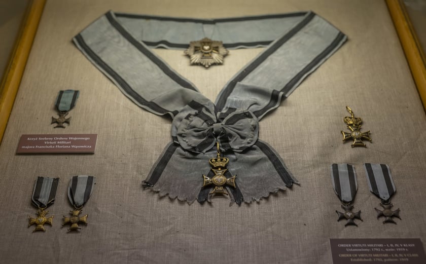 Broń, umundurowanie i odznaki wojskowe z kolekcji Muzeum Militariów we Wrocławiu