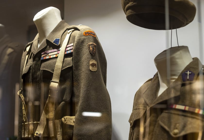 Broń, umundurowanie i odznaki wojskowe z kolekcji Muzeum Militariów we Wrocławiu