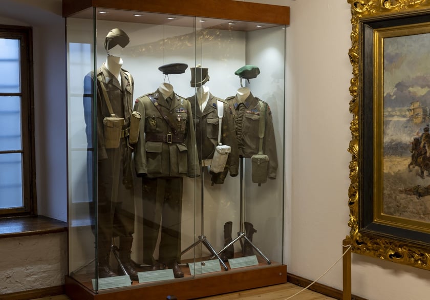 Broń, umundurowanie i odznaki wojskowe z kolekcji Muzeum Militariów we Wrocławiu