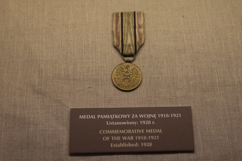 Broń, umundurowanie i odznaki wojskowe z kolekcji Muzeum Militariów we Wrocławiu