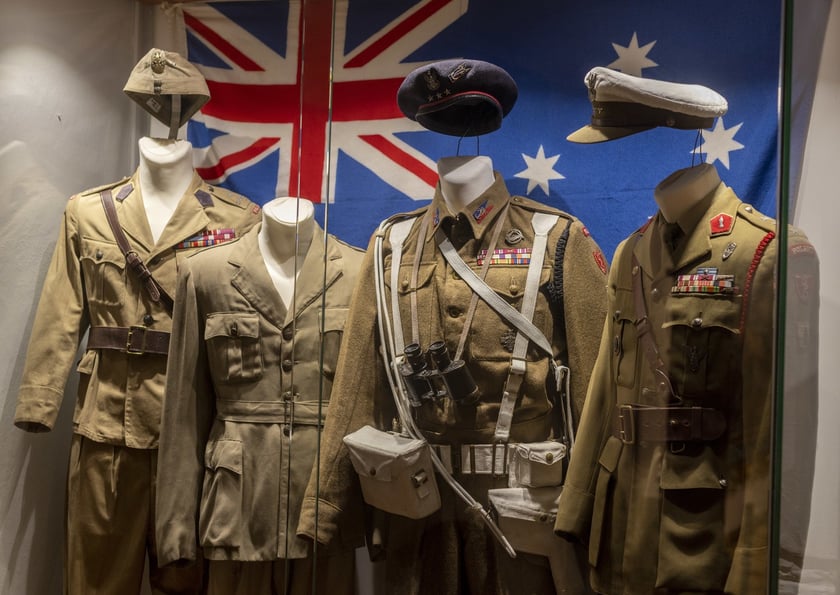 Broń, umundurowanie i odznaki wojskowe z kolekcji Muzeum Militariów we Wrocławiu