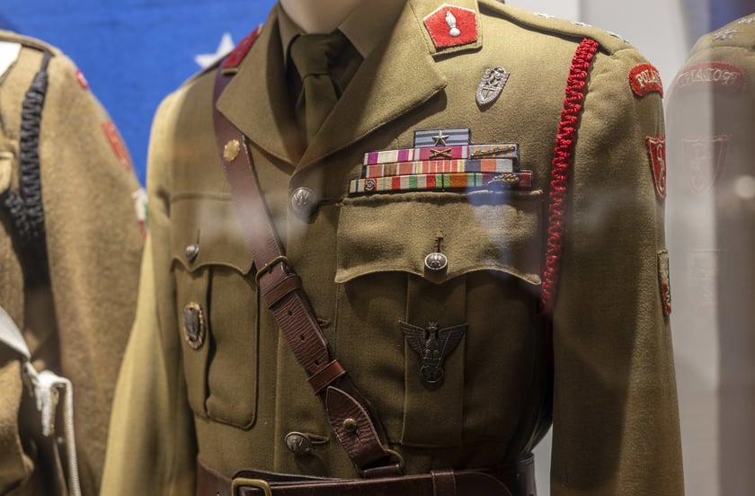 Broń, umundurowanie i odznaki wojskowe z kolekcji Muzeum Militariów we Wrocławiu
