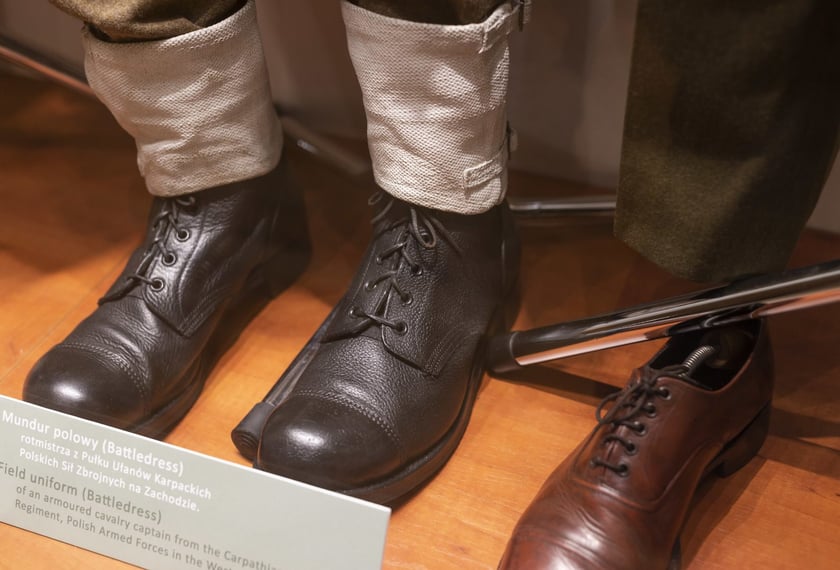 Broń, umundurowanie i odznaki wojskowe z kolekcji Muzeum Militariów we Wrocławiu