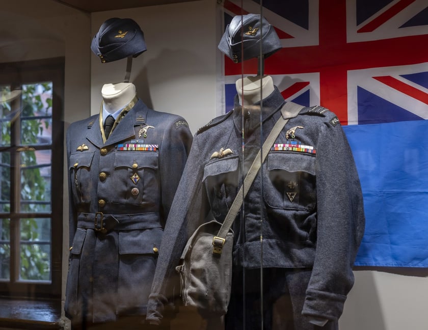 Broń, umundurowanie i odznaki wojskowe z kolekcji Muzeum Militariów we Wrocławiu