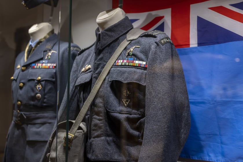 Broń, umundurowanie i odznaki wojskowe z kolekcji Muzeum Militariów we Wrocławiu