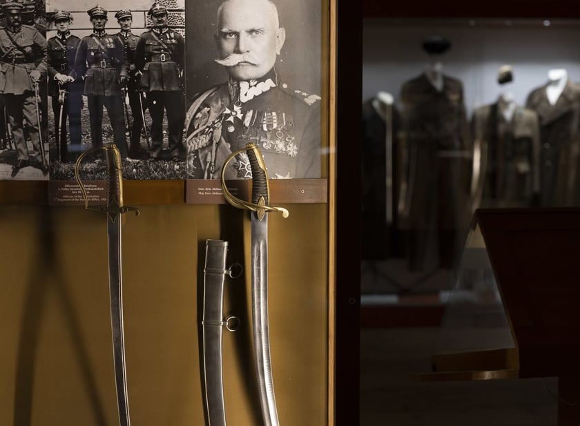 Broń, umundurowanie i odznaki wojskowe z kolekcji Muzeum Militariów we Wrocławiu