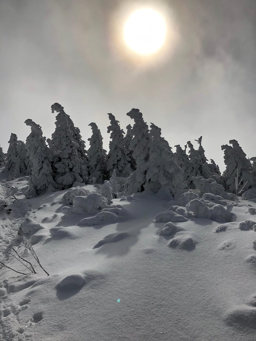 WOM Śnieżka (Wysokogórskie Obserwatorium Meteorologiczne). Przy pięknej pogodzie i dobrej widzialności ze Śnieżki można podziwiać widoki na odległość kilkudziesięciu kilometrów.