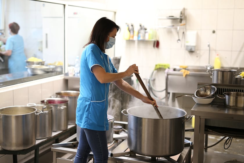 Adres: Kuźnicza 48
To najstarszy, wciąż działający bar mleczny we Wrocławiu.&nbsp;
W popularnym wśr&oacute;d student&oacute;w Misiu, ogromną popularnością cieszą się pierogi ruskie i naleśniki z serem na słodko. Niemniej doceniana jest też zupa pomidorowa, czy og&oacute;rkowa.&nbsp;
Przykładowe ceny:
- pomidorowa z makaronem: 2,69 zł
- pomidorowa z ryżem: 3,09 zł
- barszcz ukraiński: 3,96 zł
- żurek z ziemniakami: 3,50 zł
&nbsp;

Dania mączne:
- pierogi tradycyjne z tł. i cebulką: 5,14 zł
- leniwe z cukrem i bułką tartą: 4,88 zł
- naleśniki z serem, śmietaną i cukrem: 5,29 zł
- naleśniki z serem b/d: 3,68 zł
- ryż z jabłkami ze śmiet. i cukrem: 4,17 zł
