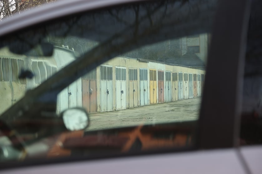 R&oacute;wnie mocno, bo do 745, wzrosła liczba propozycji wynajmu stanowisk parkingowych i garaży. Tu zdecydowanie przoduje Warszawa z podażą 147 miejsc. Prawie 90 garaży było do wynajęcia we Wrocławiu, a po ok. 70-80 w Krakowie, Poznaniu i Gdańsku.