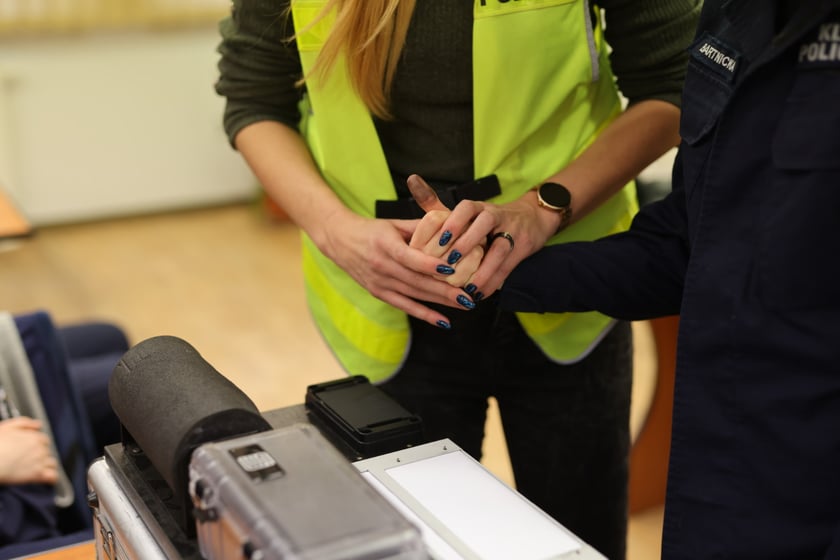 Testy kwalifikacyjne dla kandydat&oacute;w i kandydatek do pracy w policji&nbsp;
Osoby ubiegające się o pracę w policji muszą m.in. zdać odpowiednie testy kwalifikacyjne. Co czeka kandydat&oacute;w:
&nbsp;

Test wiedzy z zakresu funkcjonowania policji. Przykładowa baza pytań umieszczona jest na stronie internetowej Wyższej Szkoły Policji w Szczytnie
Test sprawności fizycznej. Gdzie się do niego przygotować, zobacz poniżej
Test psychologiczny. Określa predyspozycje intelektualne i osobowościowe do służby
Rozmowa kwalifikacyjna
Komisja lekarska. Kandydat poddany zostaje specjalistycznym badaniom, na podstawie kt&oacute;rych komisja oceni psychiczną i fizyczną zdolność kandydata do służby
Postępowanie sprawdzające określone w przepisach o ochronie informacji niejawnych
