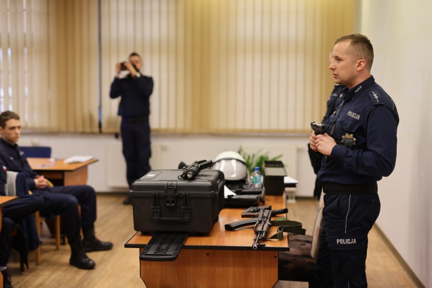 Ile zarabia policjant i policjantka&nbsp;
&nbsp;
Płaca policjanta w wojew&oacute;dztwie dolnośląskim zaczyna się od kwoty (brutto): 5067,60 zł, referenta 5611,49 zł a dzielnicowego, kontrolera ruchu drogowego czy przewodnik psa służbowego 6078,93 zł.