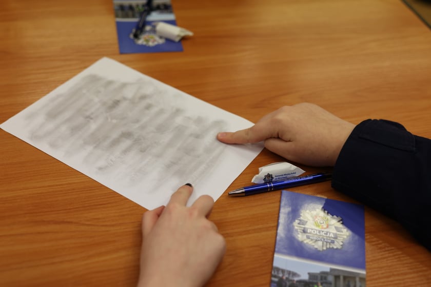 Policjant / Wynagrodzenie do 26 roku życia netto / 4611, 52 złotych
