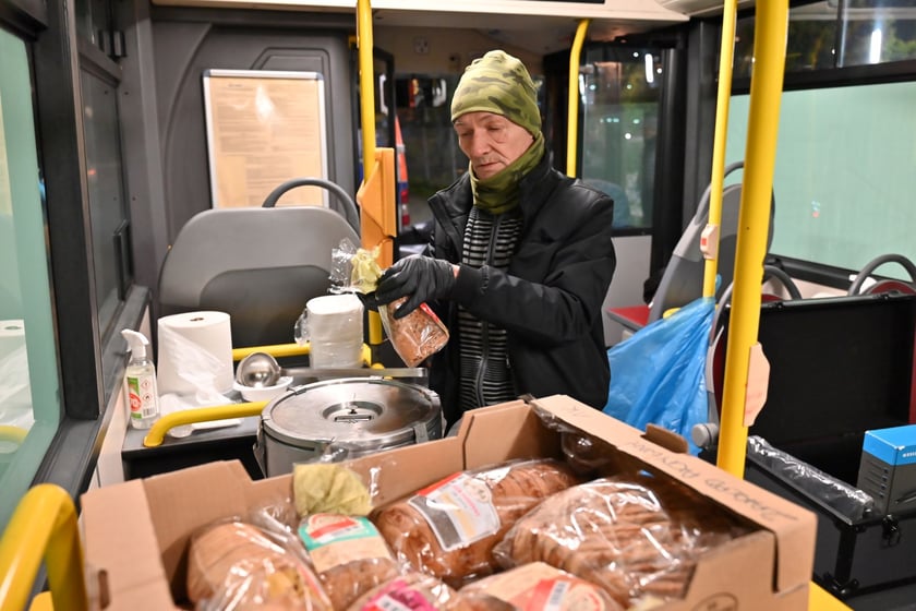 W Streetbusie wolontariusze wydawali średnio 250 ciepłych posiłków dziennie.
