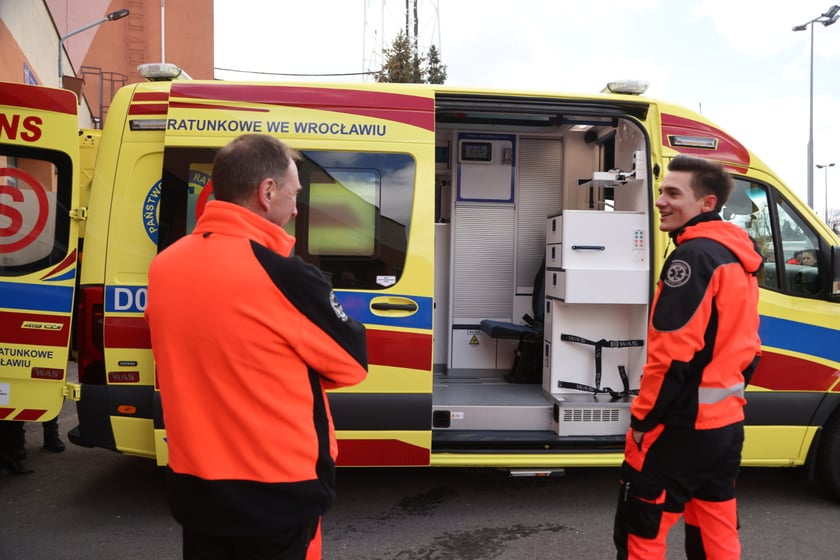 Odbiór nowych karetek we wrocławskim pogotowiu
