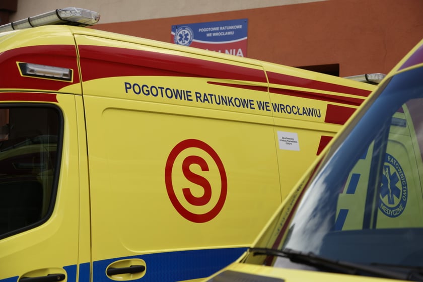 Odbiór nowych karetek we wrocławskim pogotowiu