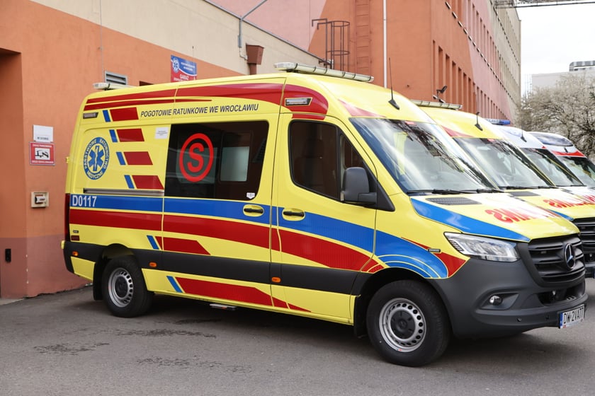 Odbiór nowych karetek we wrocławskim pogotowiu