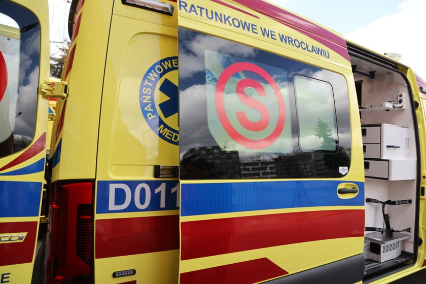Odbiór nowych karetek we wrocławskim pogotowiu