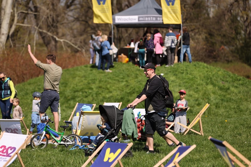 Piknik i gra terenowa na Popowicach zorganizowane przez Wrocławskie Centrum  Rozwoju Społecznego