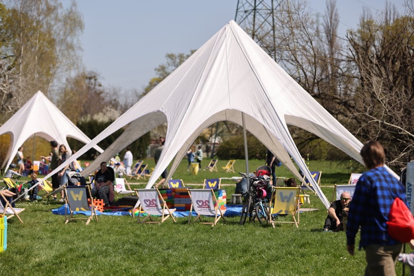 Piknik i gra terenowa na Popowicach zorganizowane przez Wrocławskie Centrum  Rozwoju Społecznego