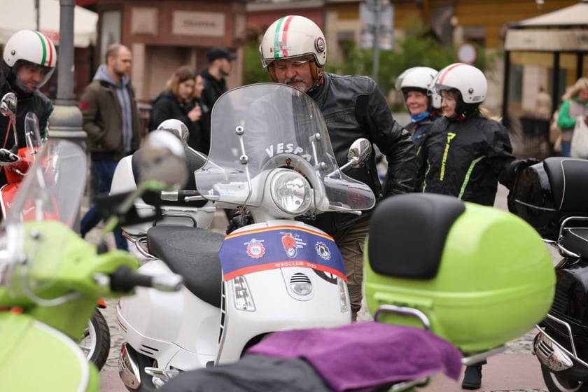 Zlot skuterów Vespa na placu Solnym we Wrocławiu