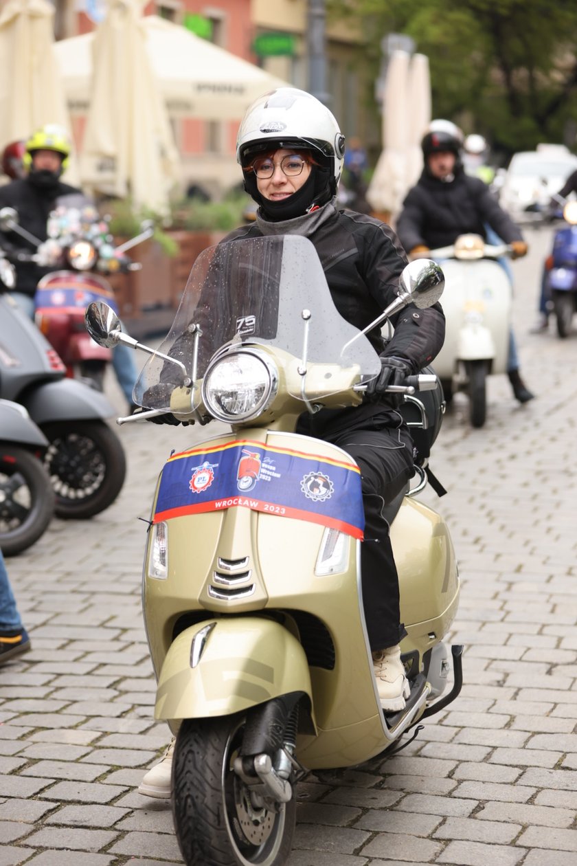 Zlot skuterów Vespa na placu Solnym we Wrocławiu