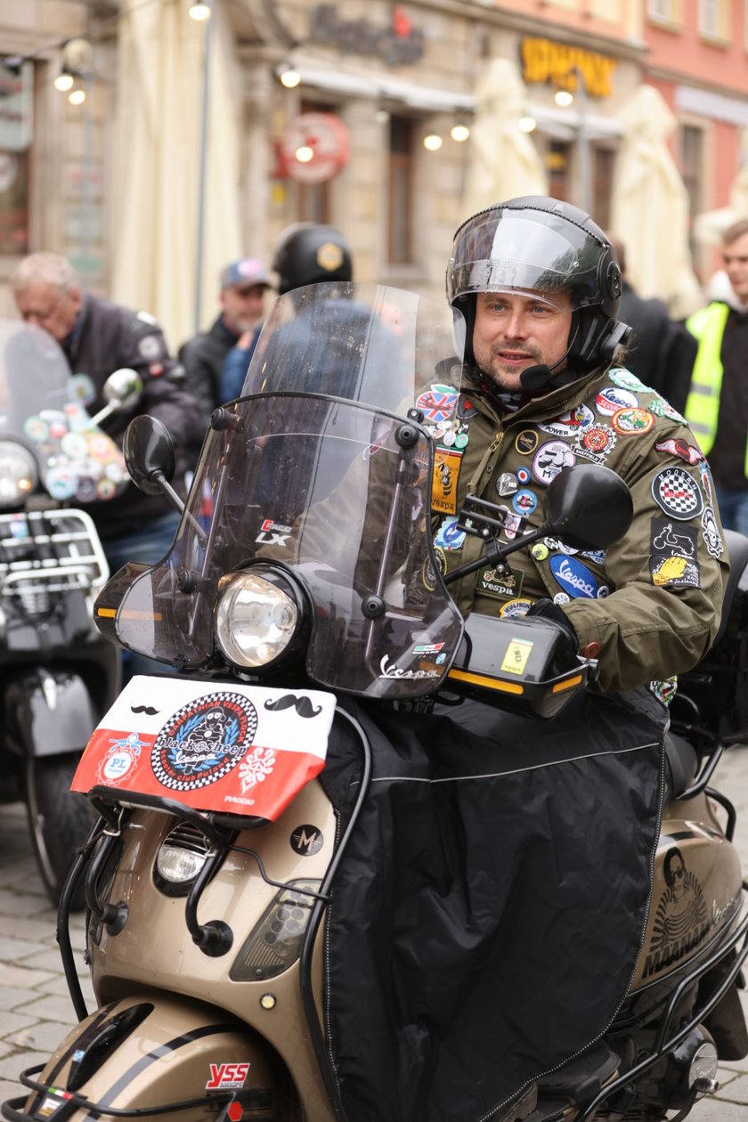 Zlot skuterów Vespa na placu Solnym we Wrocławiu