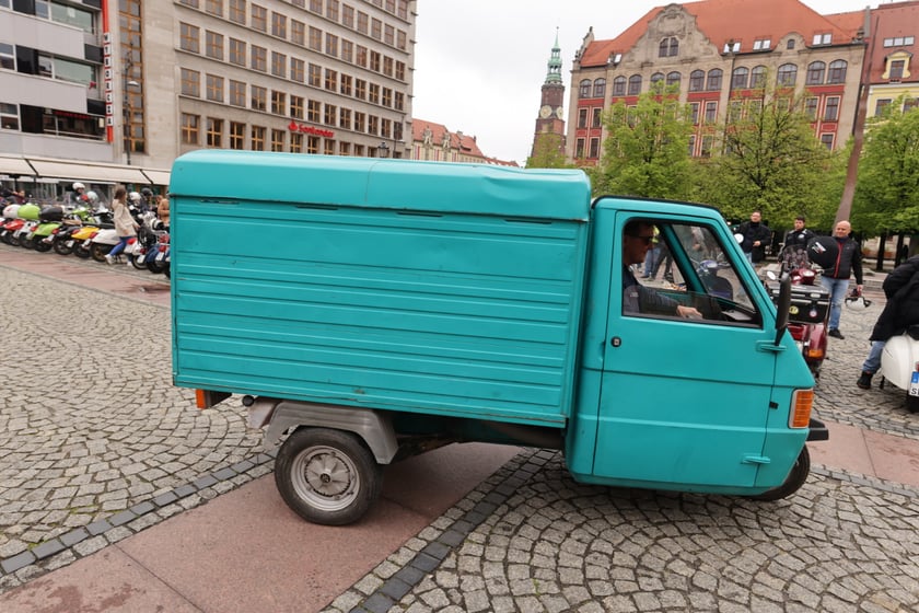 Zlot skuterów Vespa na placu Solnym we Wrocławiu