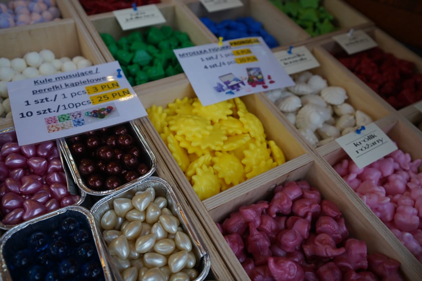 Jarmark Świętojański 2023 we Wrocławiu. Na zdjęciu produkty, które można kupić