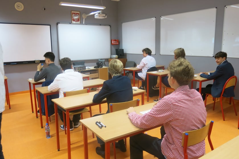 Uczniowie SP 29 we Wrocławiu przed egzaminem z języka polskiego