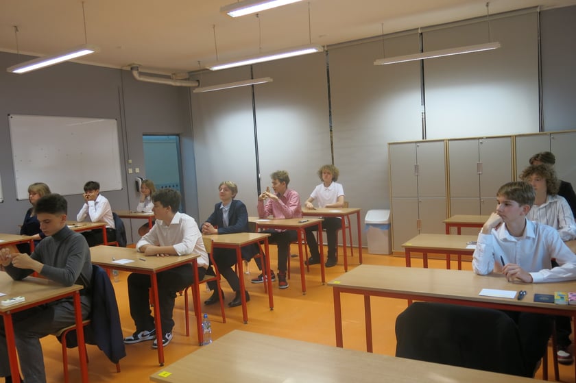 Uczniowie SP 29 we Wrocławiu przed egzaminem z języka polskiego